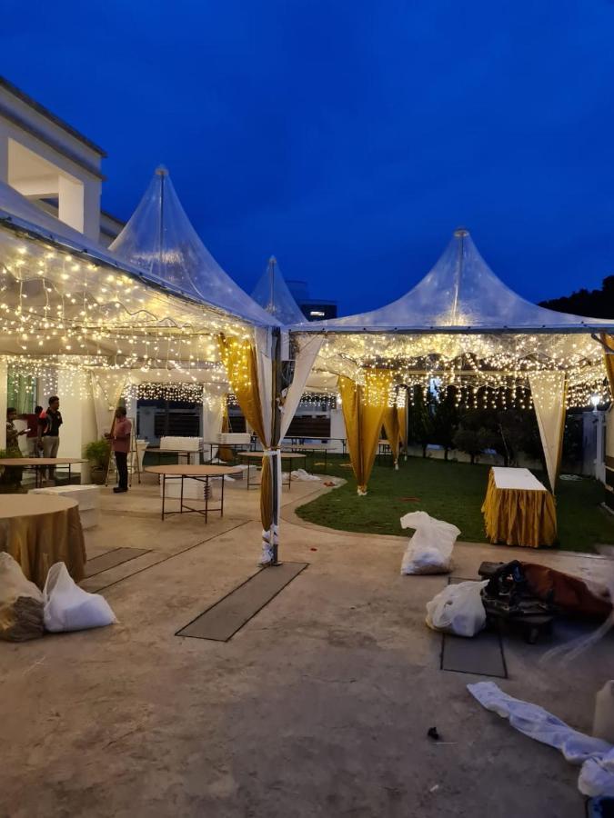 Вілла 6, Persiaran Tanjung Bunga 3 Бату-Феррінгі Екстер'єр фото