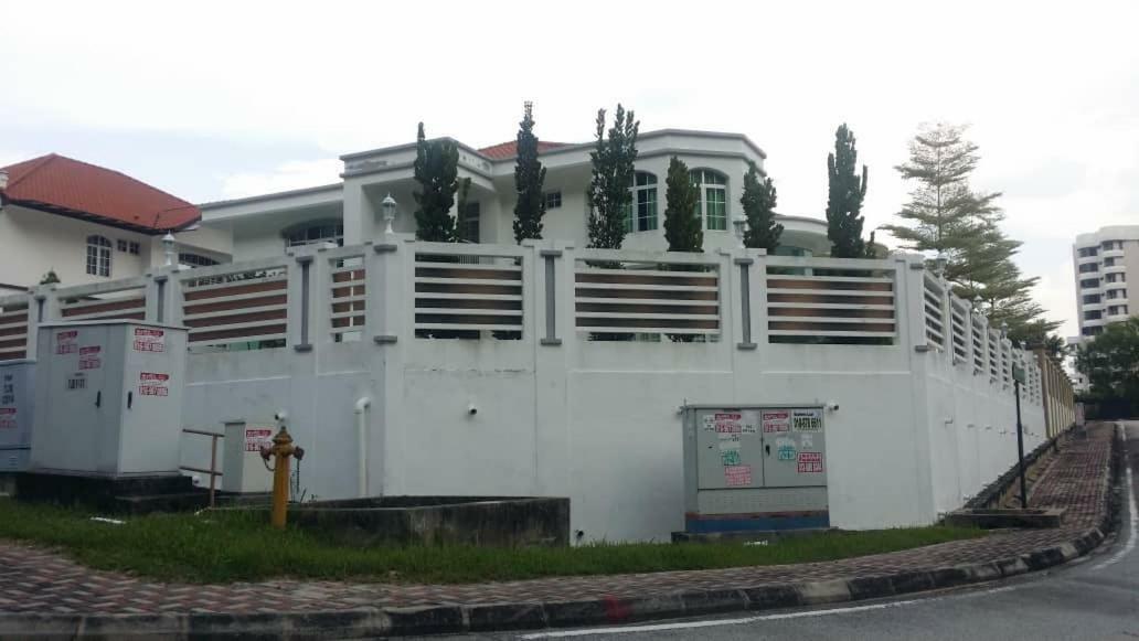 Вілла 6, Persiaran Tanjung Bunga 3 Бату-Феррінгі Екстер'єр фото