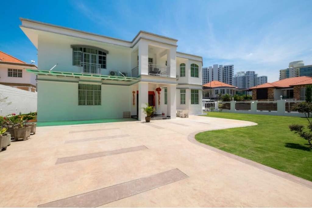 Вілла 6, Persiaran Tanjung Bunga 3 Бату-Феррінгі Екстер'єр фото
