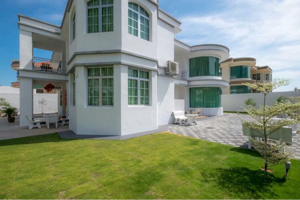 Вілла 6, Persiaran Tanjung Bunga 3 Бату-Феррінгі Екстер'єр фото