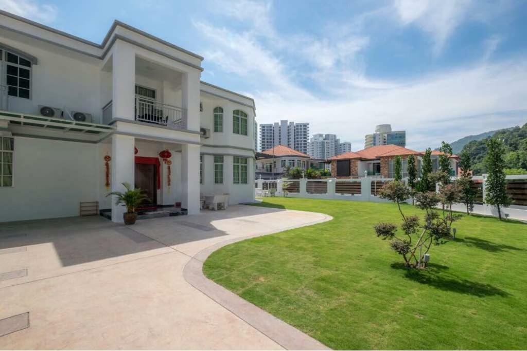 Вілла 6, Persiaran Tanjung Bunga 3 Бату-Феррінгі Екстер'єр фото