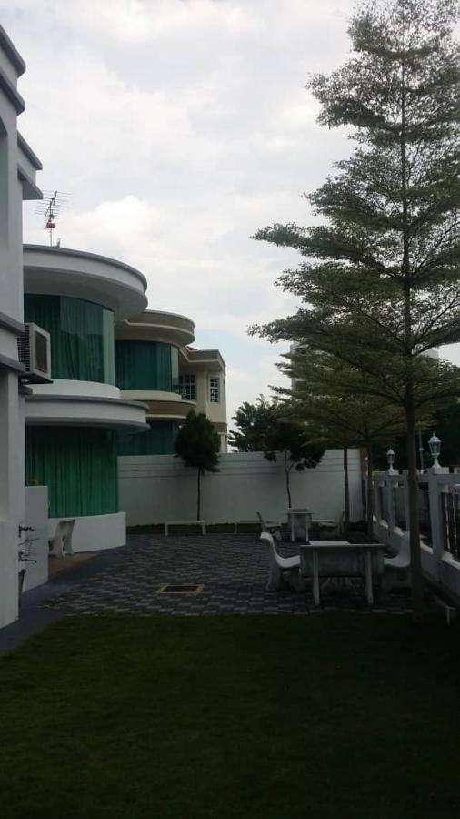 Вілла 6, Persiaran Tanjung Bunga 3 Бату-Феррінгі Екстер'єр фото